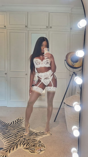 Ebony girl in sexy underwear taking a selfie